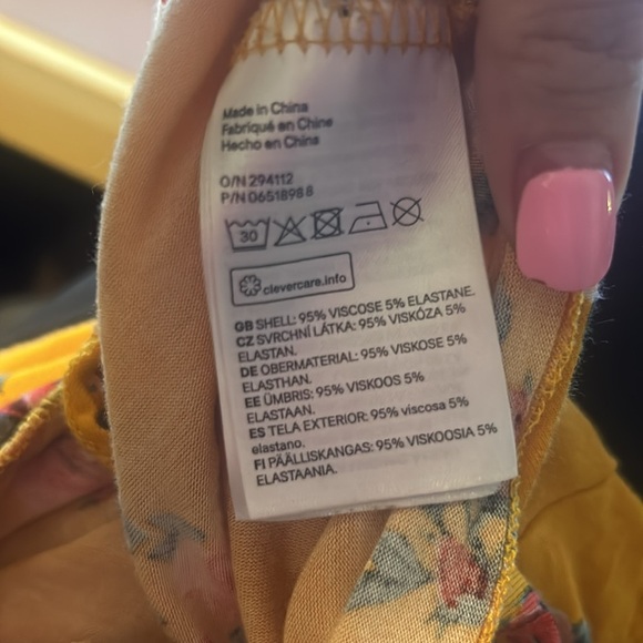 DIVIDED size S, off the shoulder short sleeve crop top, orange with a red floral - Picture 7 of 7